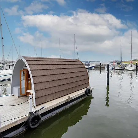 Hausboot Captain Hook Botel