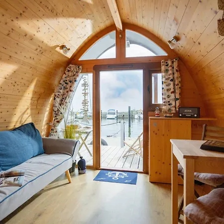 Botel Hausboot Captain Hook Stralsund